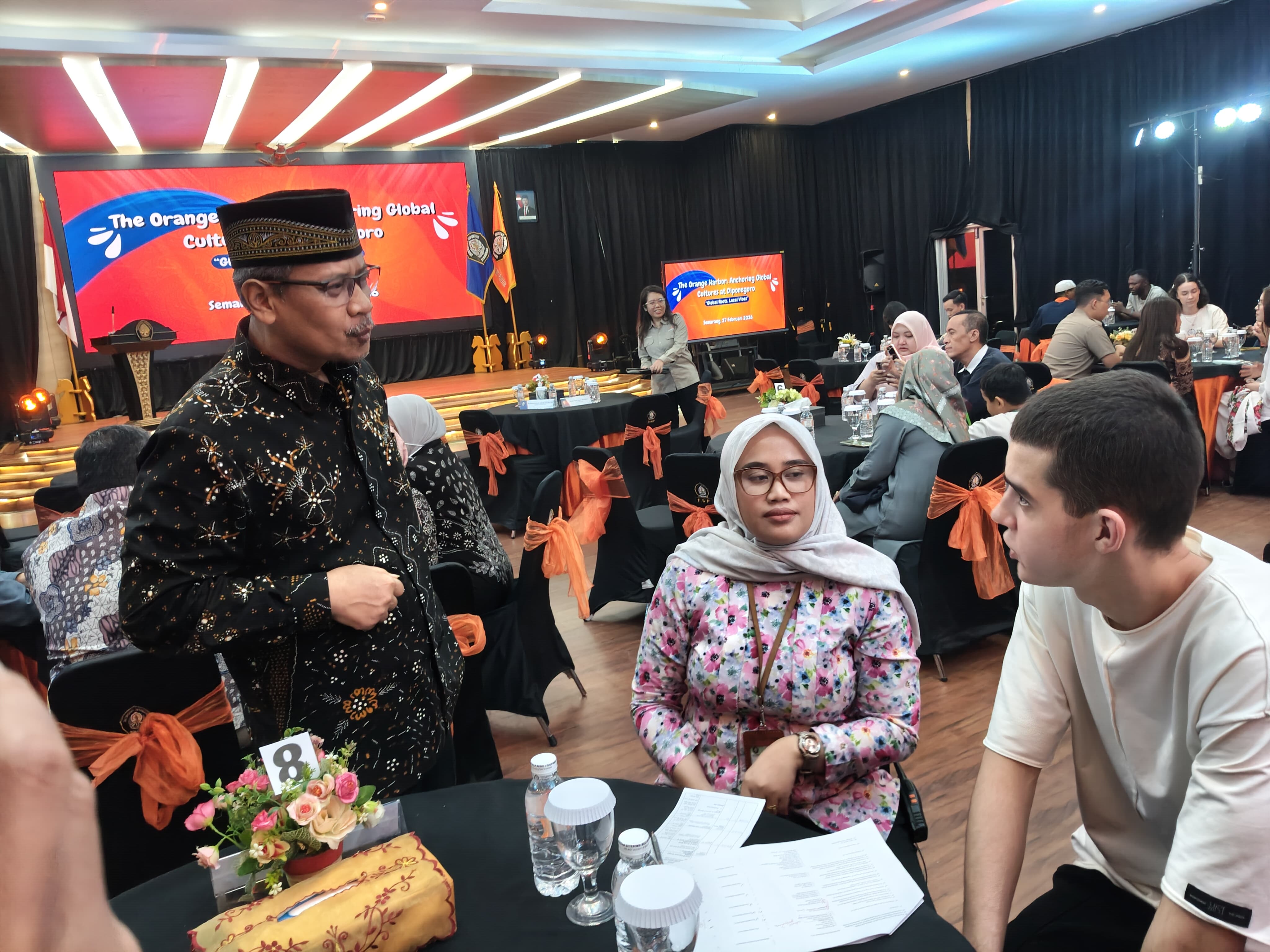 Dekan Fisip Undip Dr Teguh Yuwono dan mahasiswa mancanegara berbincang saat International Student Gathering 2026, Jumat (27/2/2026).  