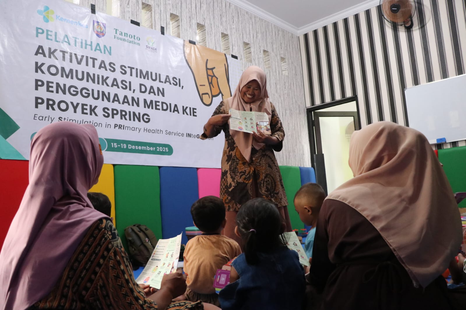 Salah satu kader Program SPRING sedang menjelaskan tentang tumbuh kembang anak melalui SIPADI di PKD Desa Sumingkir, Kabupaten Tegal.