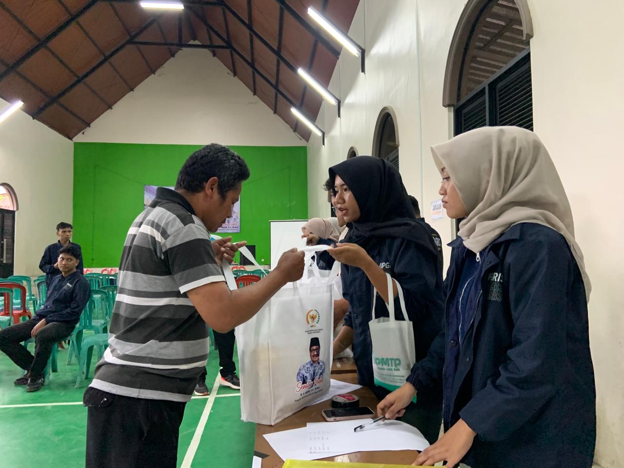 Salah satu warga sedang mengambil bantuan pangan murah di Desa Nyatnyono, Kabupaten Semarang.