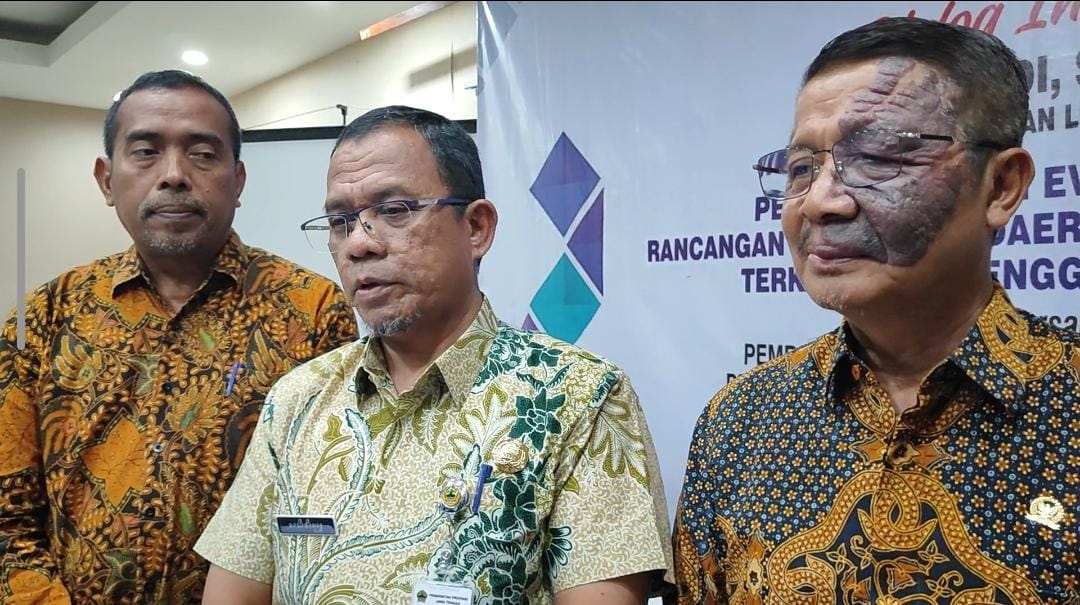 (kiri-kanan) Keta PGRI Kota Semarang Nur Khoiri, Kepala Disdik Jateng Sadimin, dan Anggota DPD RI Muhdi, dalam diskusi penyelanggaraan pendidikan di Kantor DPD Jateng.