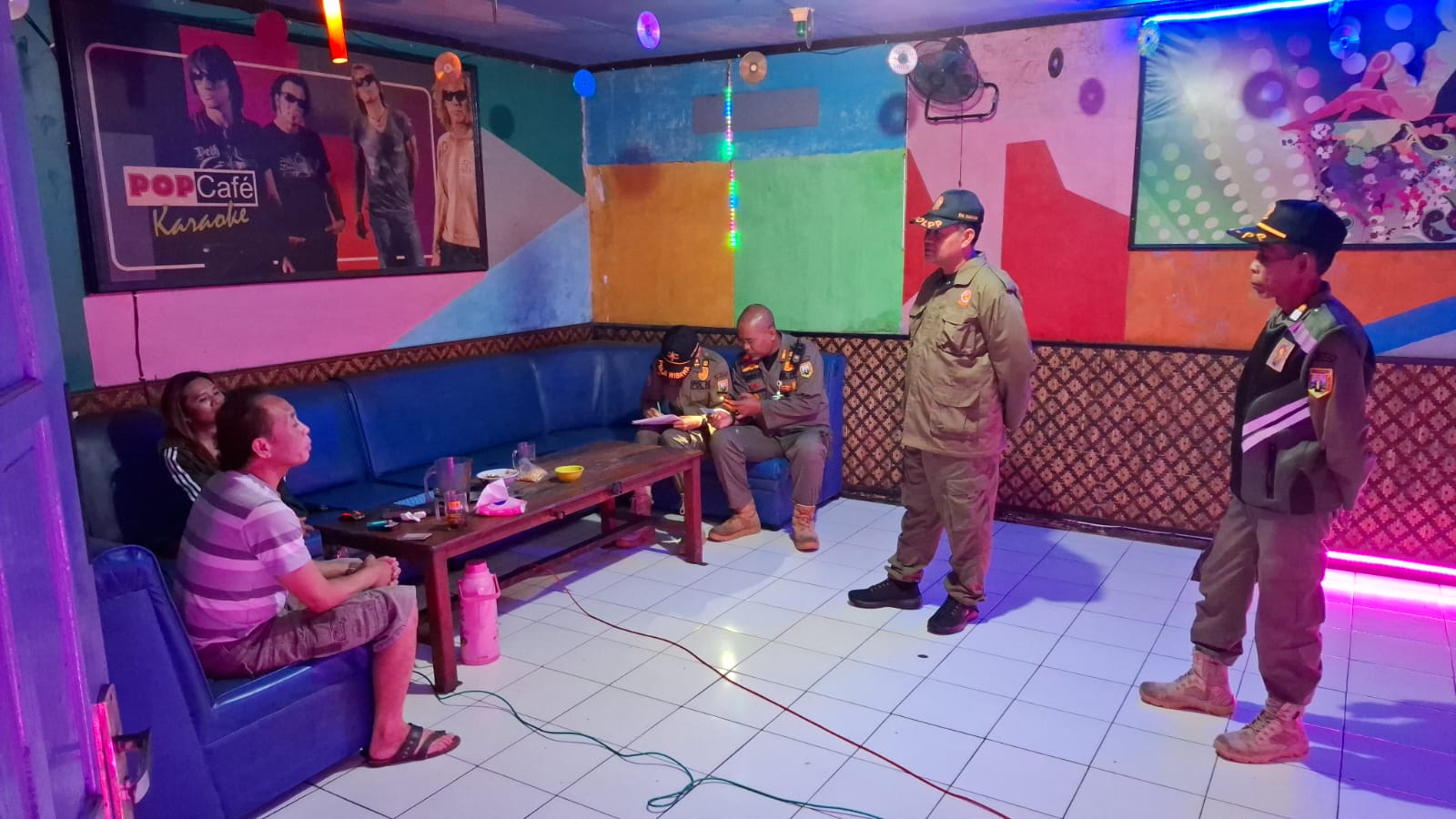 Tim Satpol PP saat lakukan patroli ditempat hiburan yang ada di Kabupaten Semarang. Maria Novena/Jawa Pos Radar Semarang