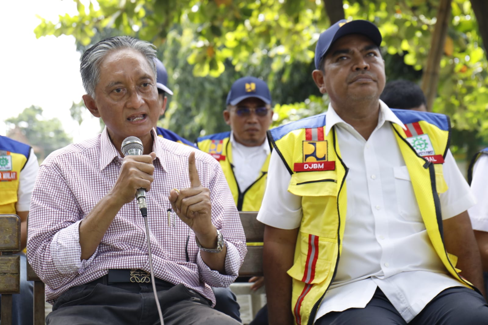 (kiri-kanan) Menteri PU Dody Hanggodo didampingi Kepala BBPJN Jateng - DIY Moch Iqbal Tamher meninjau preservasi jalan nasional menjelang arus mudik Lebaran 2026.