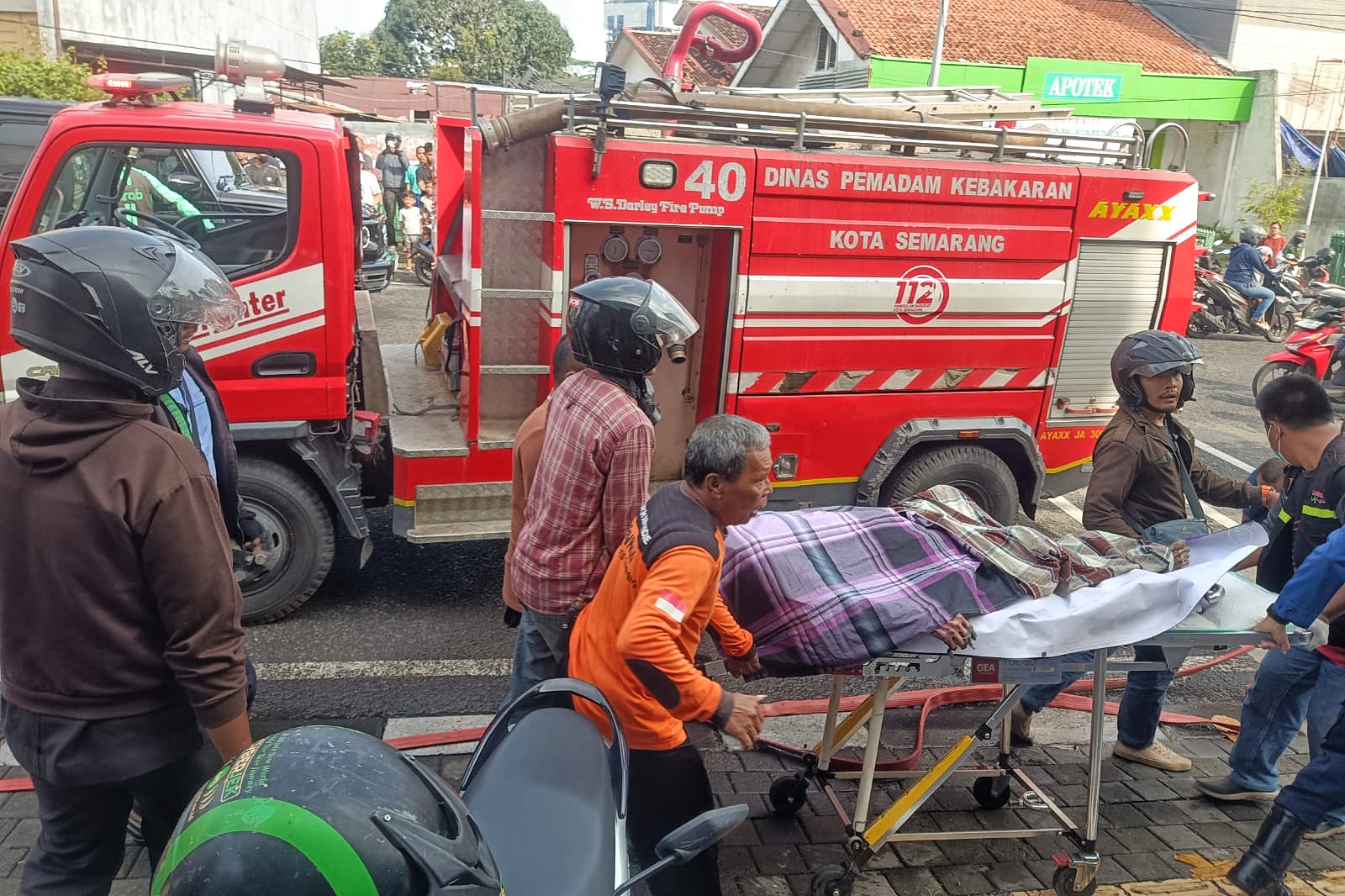 Jenasah dievakuasi untuk dibawa ke RSUP dr Kariadi Semarang guna keperluan lebih lanjut 