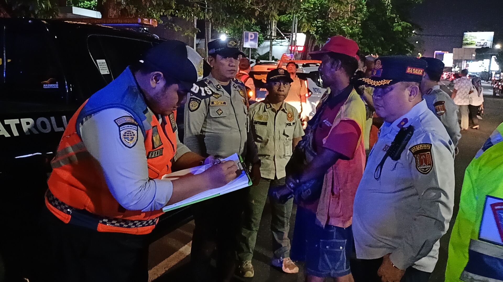 SOSIALISASI : Petugas gabungan dari Dishub, Satlantas, Denpom, dan Satpol PP Kota Semarang melakukan sosialisasi parkir di Jalan Gajahmada dan Depok.