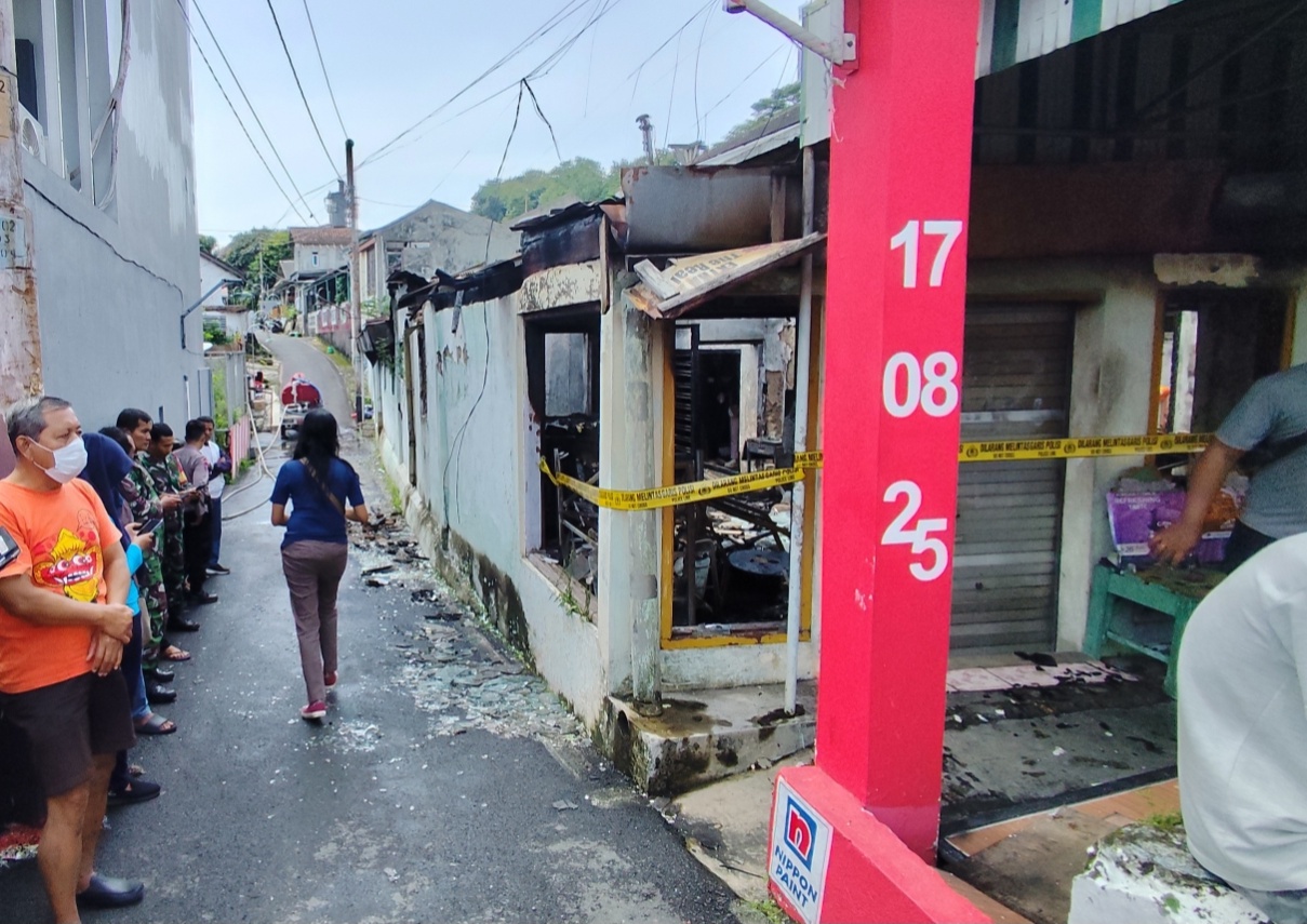 Rumah yang terbakar di jalan dr Wahidin Candisari Semarang 