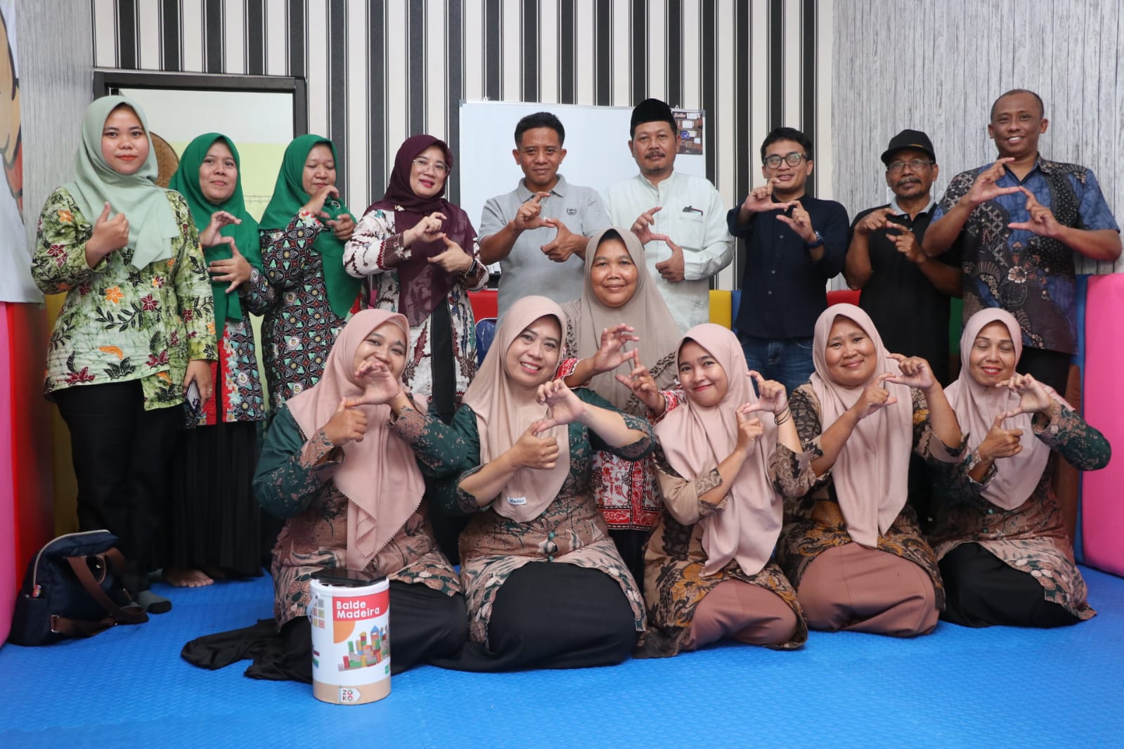 Kepala Desa Sumingkir Khasan Ali (tengah) bersama para kader Program SPRING, Perwakilan Dinkes Pemkab Tegal, dan Tim Tanoto Foundation usai berdiskusi kelanjutan Program SPRING di PKD Sumingkir.