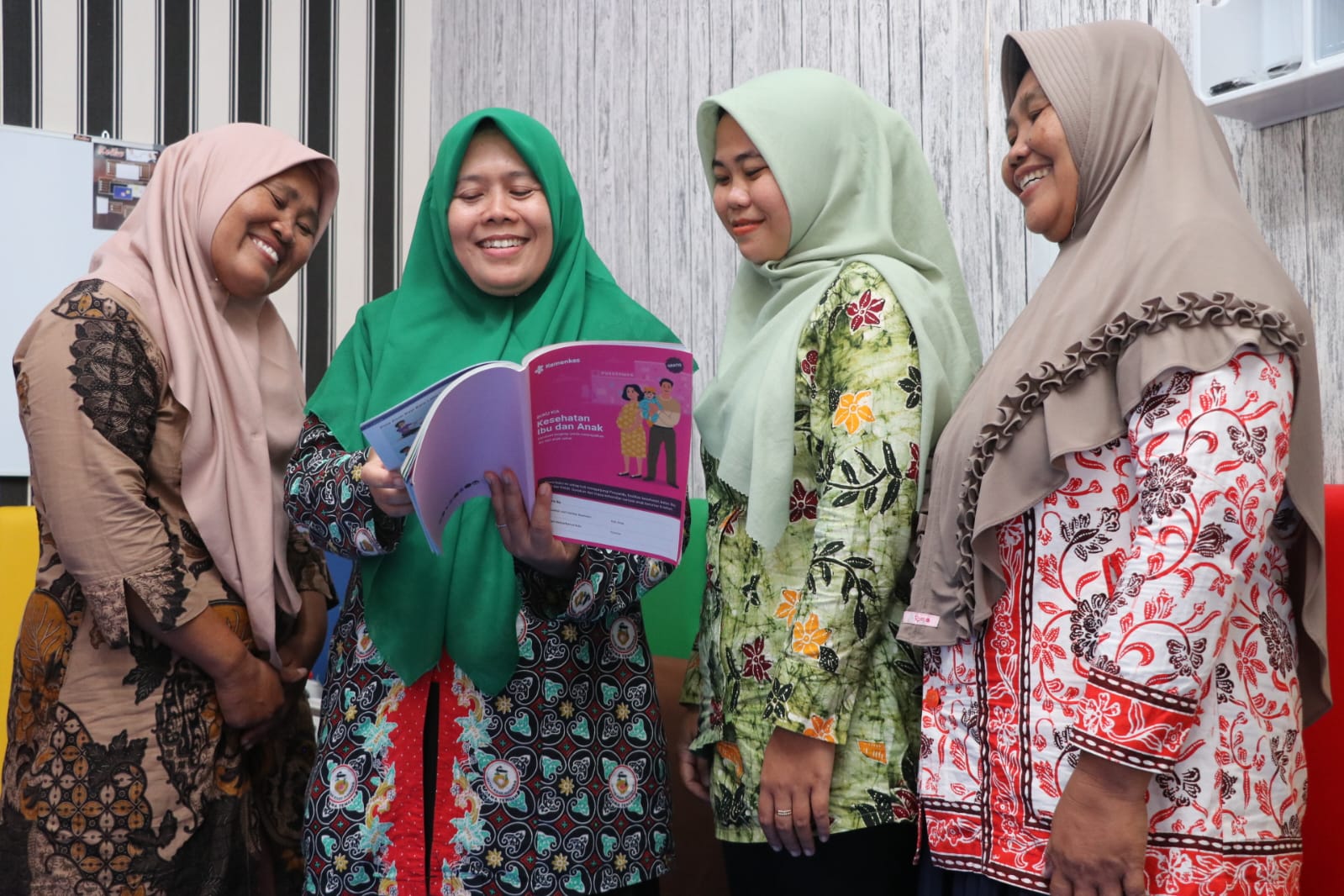 Bidan Siti Mafruroh (kerudung hijau) sedang memberikan pengarahan kepada para kader Program SPRING di Desa Sumingkir, Kabupaten Tegal.