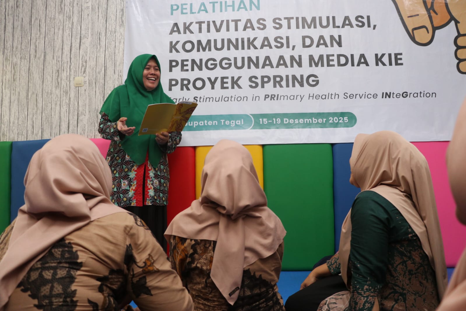 Bidan Desa Sumingkir Siti Mafruroh sedang memberikan pengarahan Program SPRING kepada para kader di PKD Sumingkir, Kabupaten Tegal.