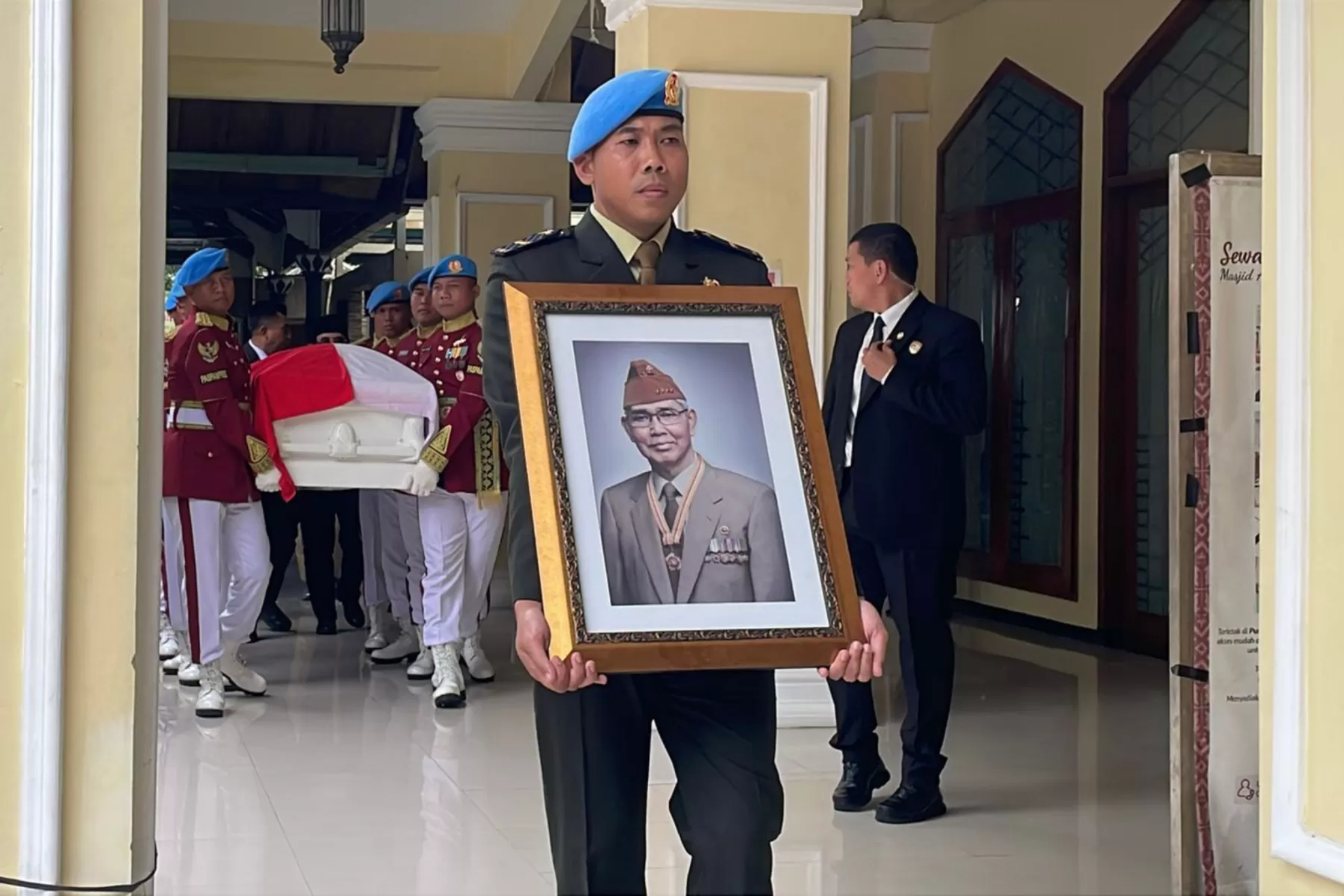 Jenazah Wapres ke-6 RI jenderal TNI (Purn) Try Sutrisno jelang disalatkan di MAsjid Sunda Kelapa, Menteng, Jakarta Pusat, Senin (2/3/2026). (Istimewa)