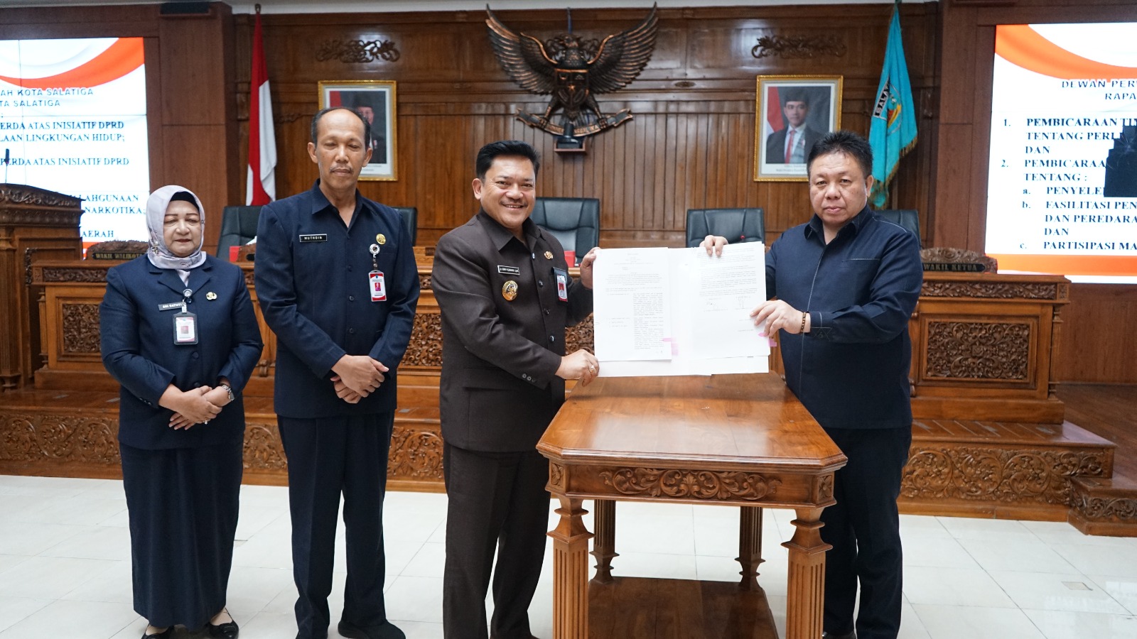 Wali Kota Salatiga, Robby Hernawan saat menghadiri Rapat Paripurna DPRD Kota Salatiga di Ruang Bhineka Tunggal Ika, Senin (2/3/2026).