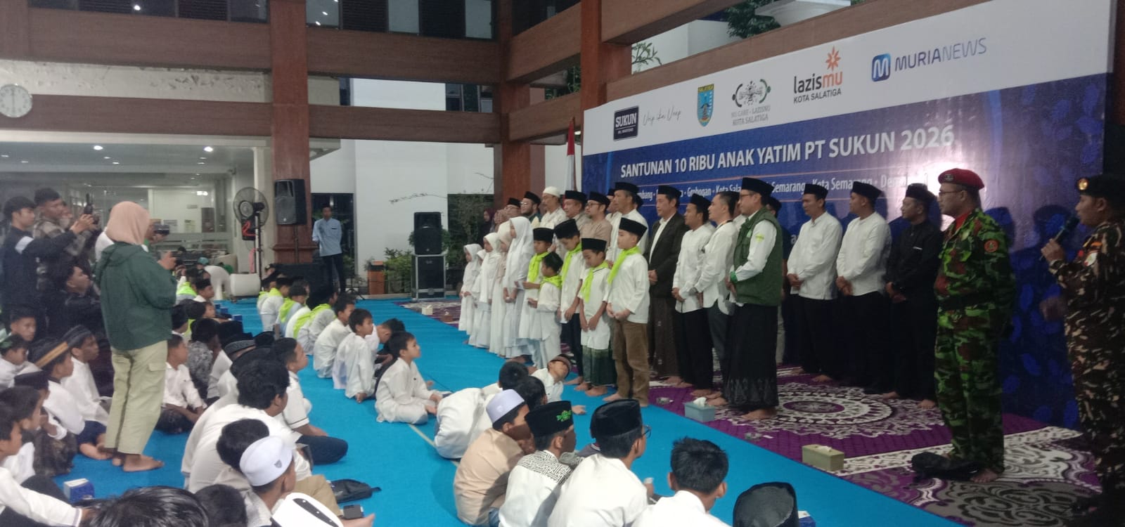 Pemkot Salatiga menyalurkan santunan kepada 1.000 anak yatim dalam kegiatan yang digelar di Pendopo Pemkot Salatiga, Minggu (1/3/2026).