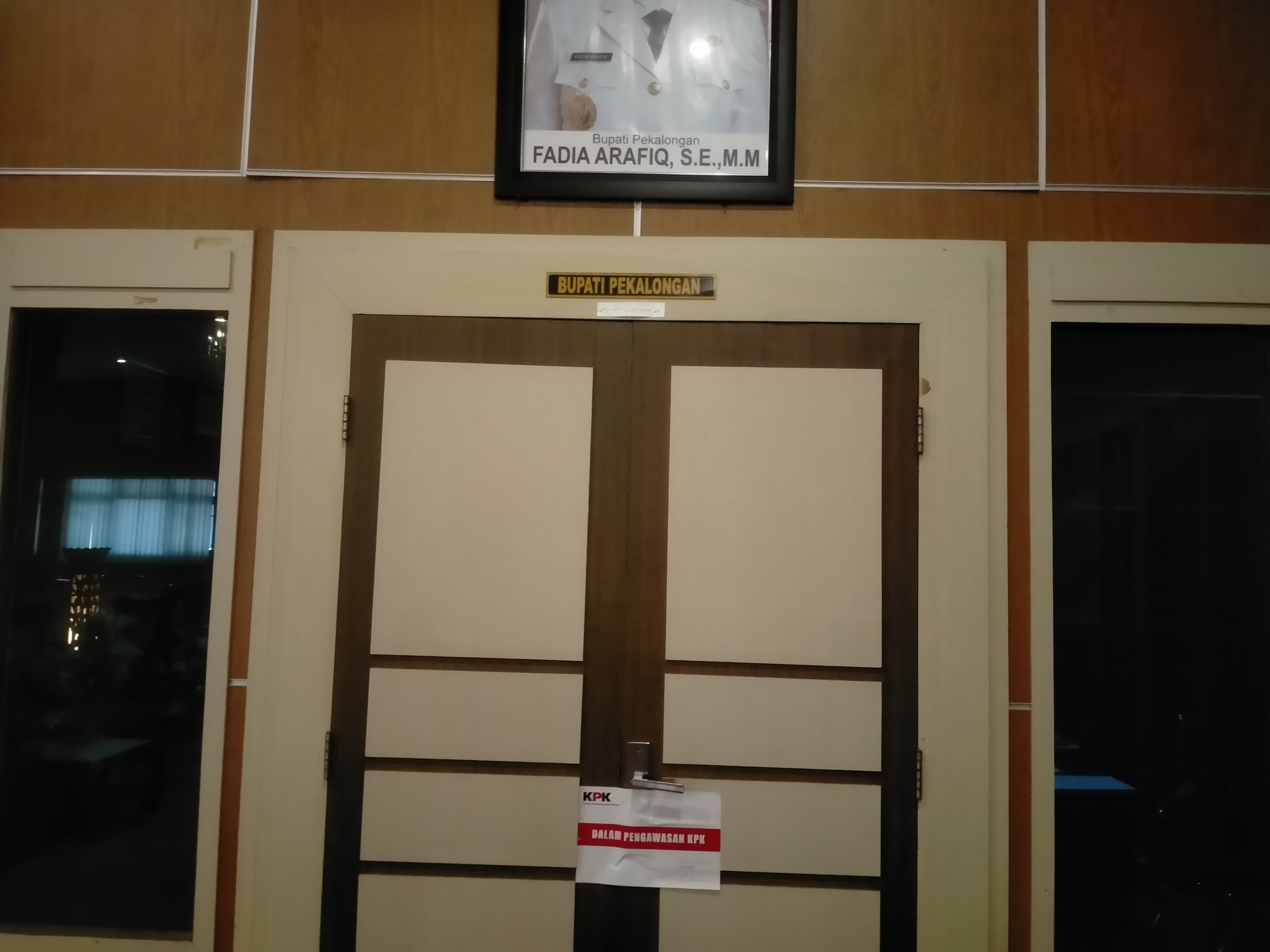 DISEGEL: Pintu ruang Bupati Pekalongan disegel oleh KPK. 