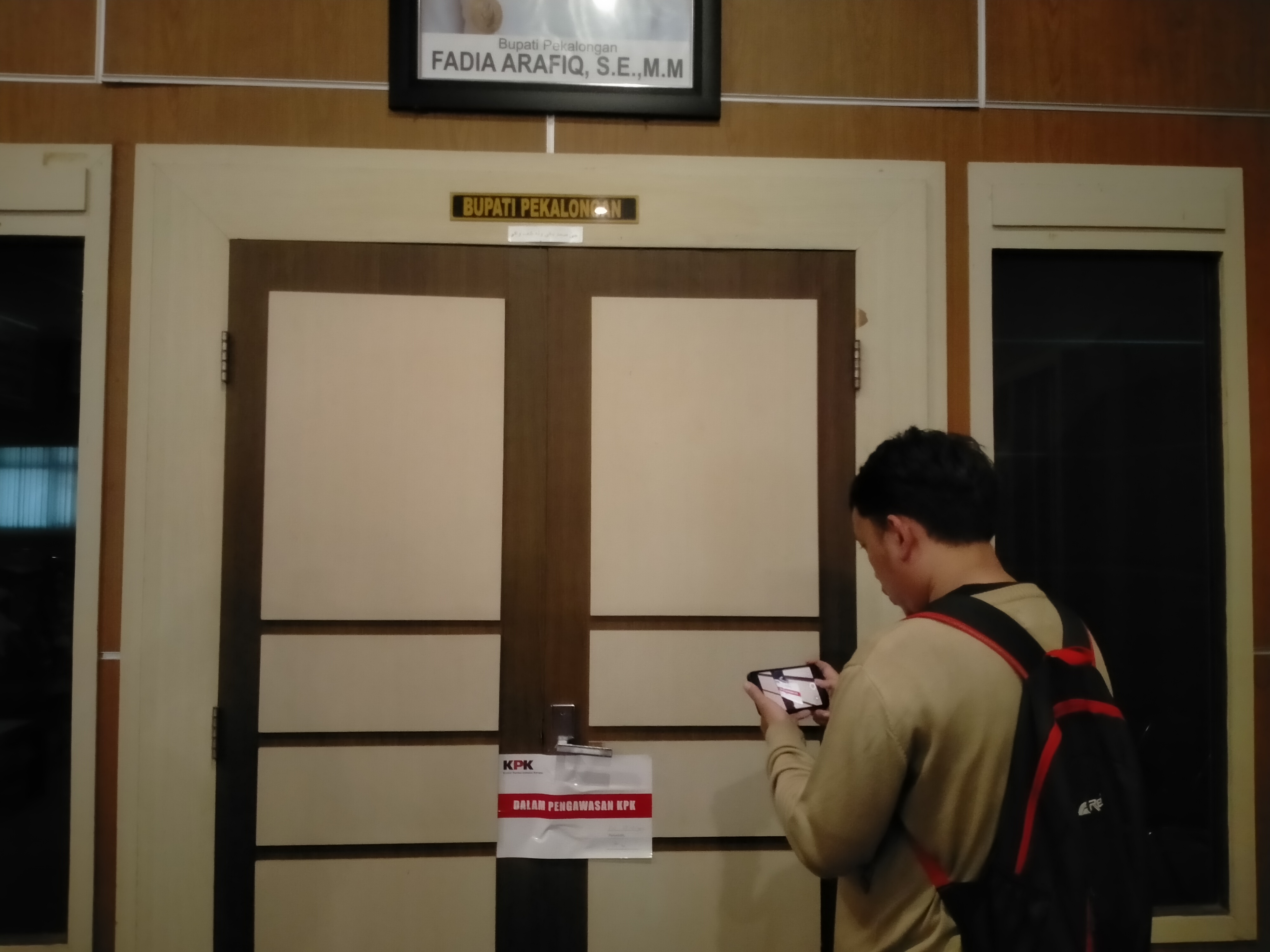 DISEGEL: Pintu ruang kerja Bupati Pekalongan Fadia Arafiq disegel KPK. 