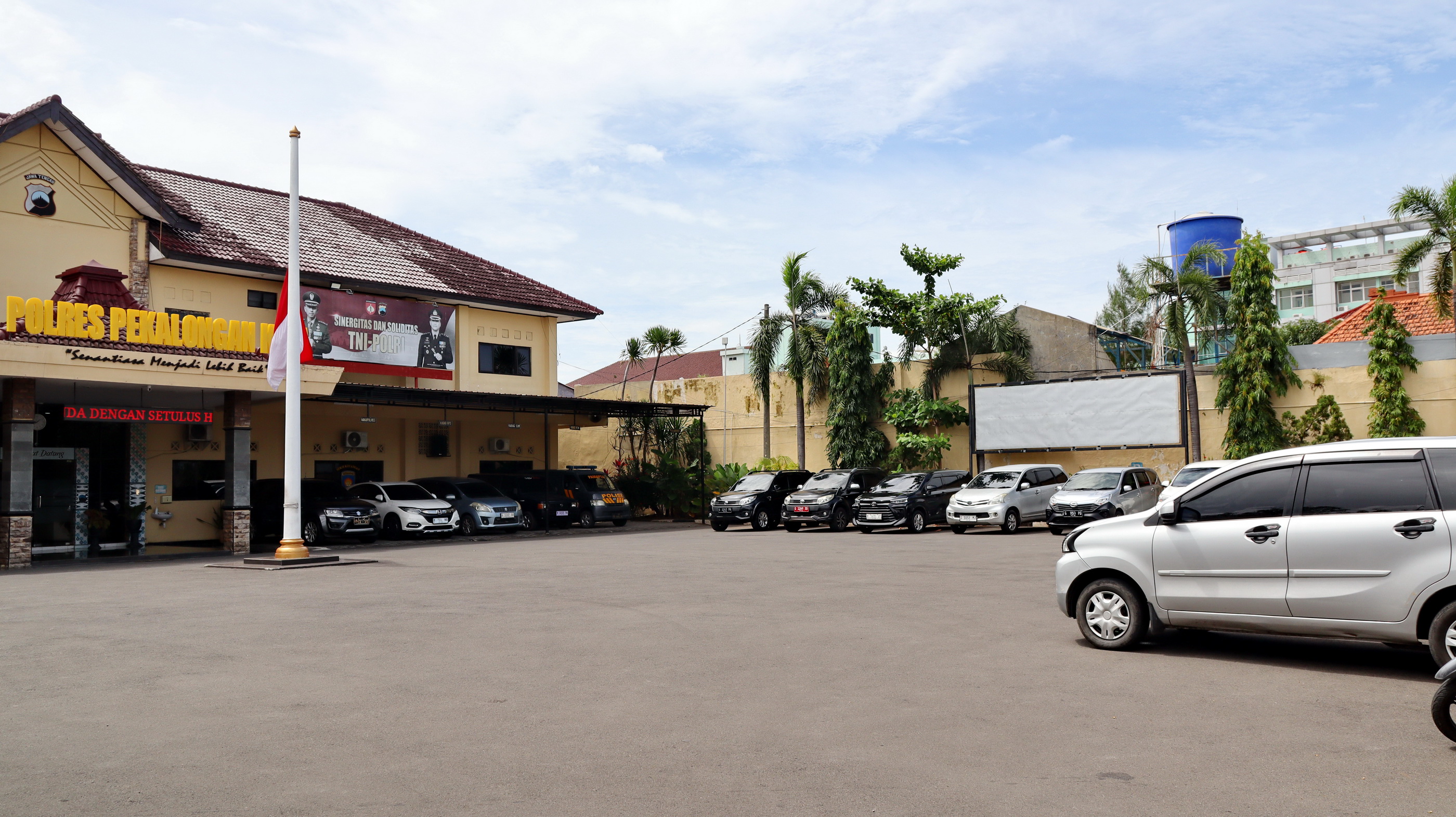 TERPARKIR - Sejumlah kendaraan dinas dan pribadi yang diduga milik pejabat Pemda Kabupaten Pekalongan terparkir di halaman Mapolres Pekalongan Kota, Selasa (3/3/2026).