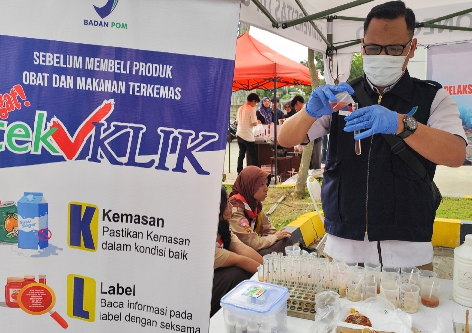 Petugas BPOM Semarang melakukan pemeriksaan sampel makanan di UMKM Kecamatan Tembalang Selasa (3/3/2026)