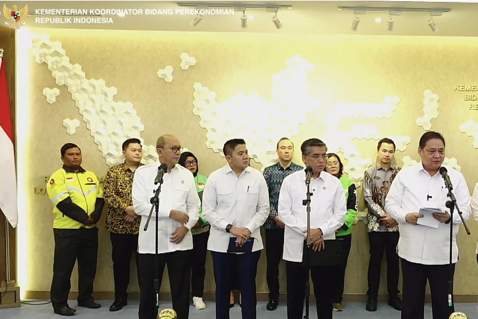Pemerintah resmi mengumumkan kebijakan THR dan BHR Idulfitri 2026 dengan total stimulus mencapai Rp179 triliun. THR ASN naik 10 persen, swasta wajib bayar penuh, dan ojol dapat bonus lebih cepat. Sima