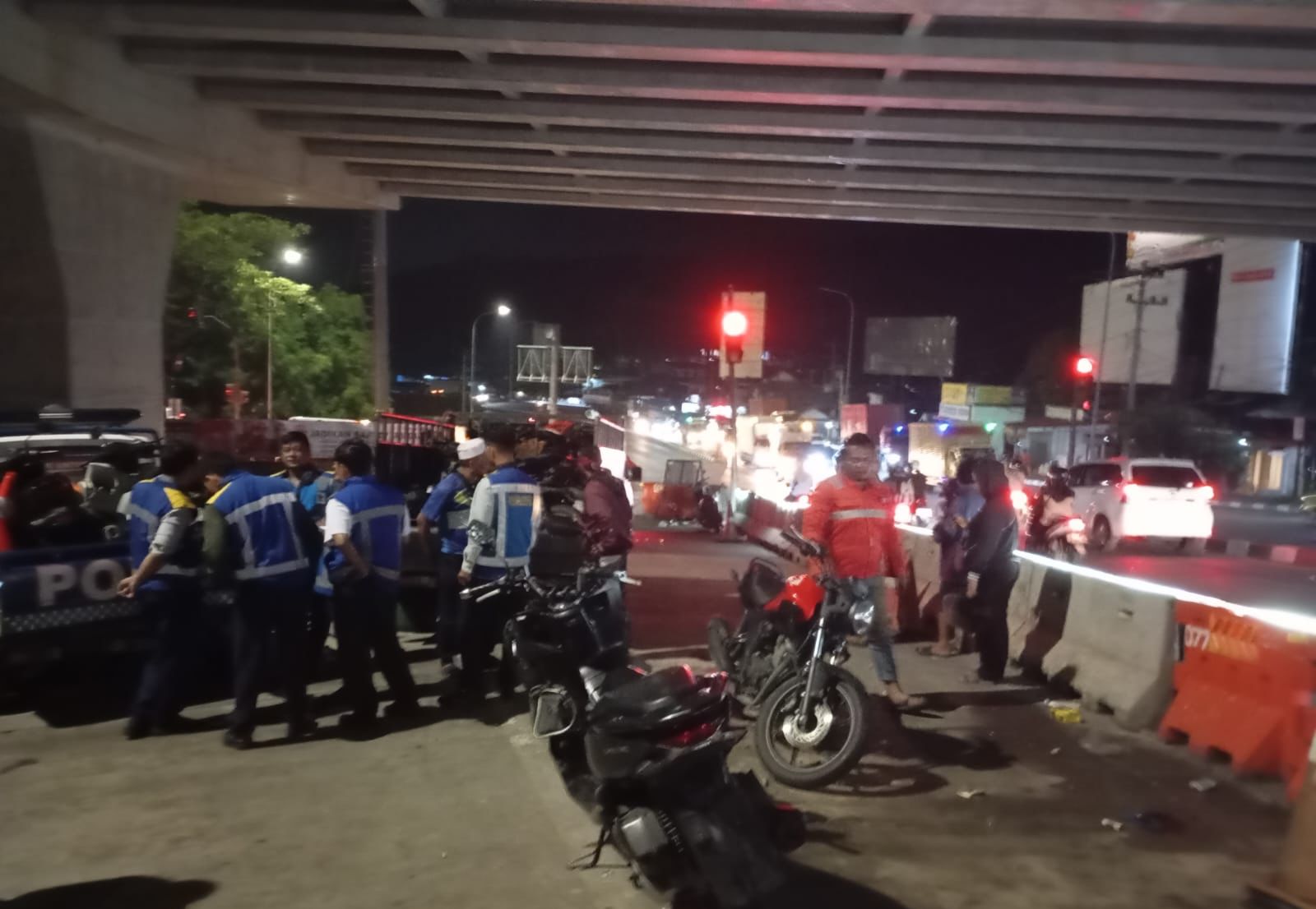 Kondisi usai kecelakaan beruntun di simpang exit tol Bawen, Kecamatan Bawen, Kabupaten Semarang. Maria Novena/Jawa Pos Radar Semarang