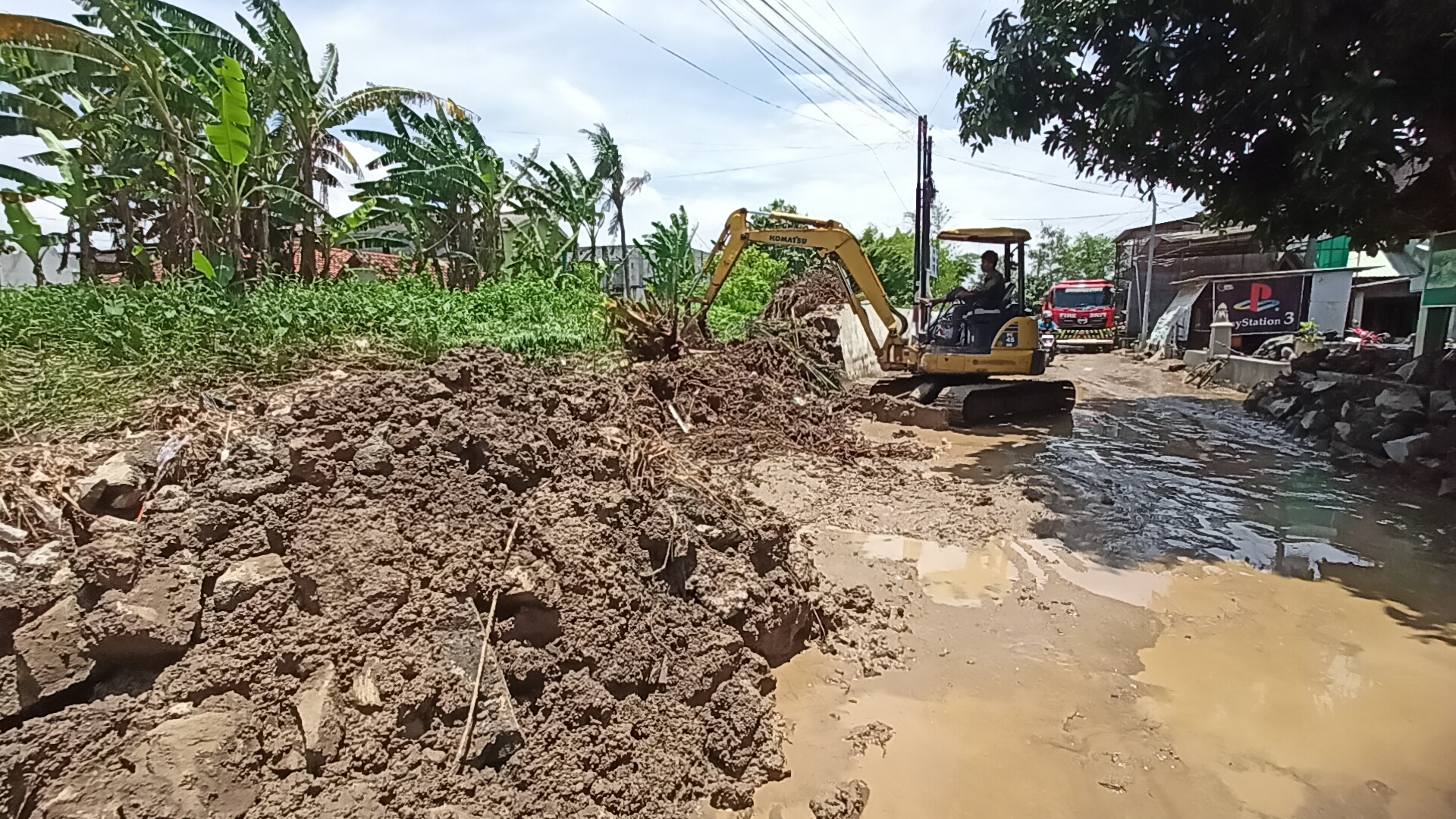 DITAMBAL : Tanggul Sungai Plumbon di Mangkang Kulon RW 1 jebol dan menyebabkan banjir Rabu (4/3)