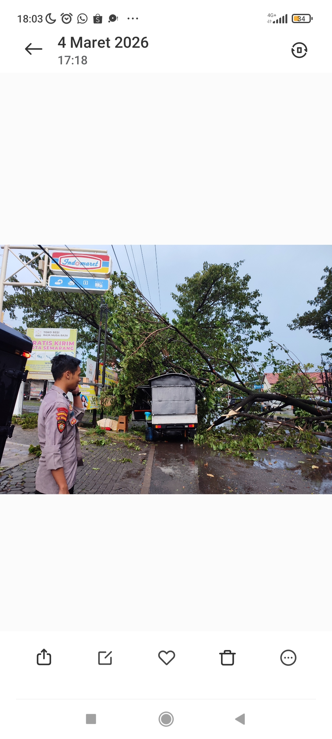 Pohon tumbang timpa mobil di Jan Suratmo, Manyaran, Kecamatan Semarang Barat, Rabu (4/3/2026). 