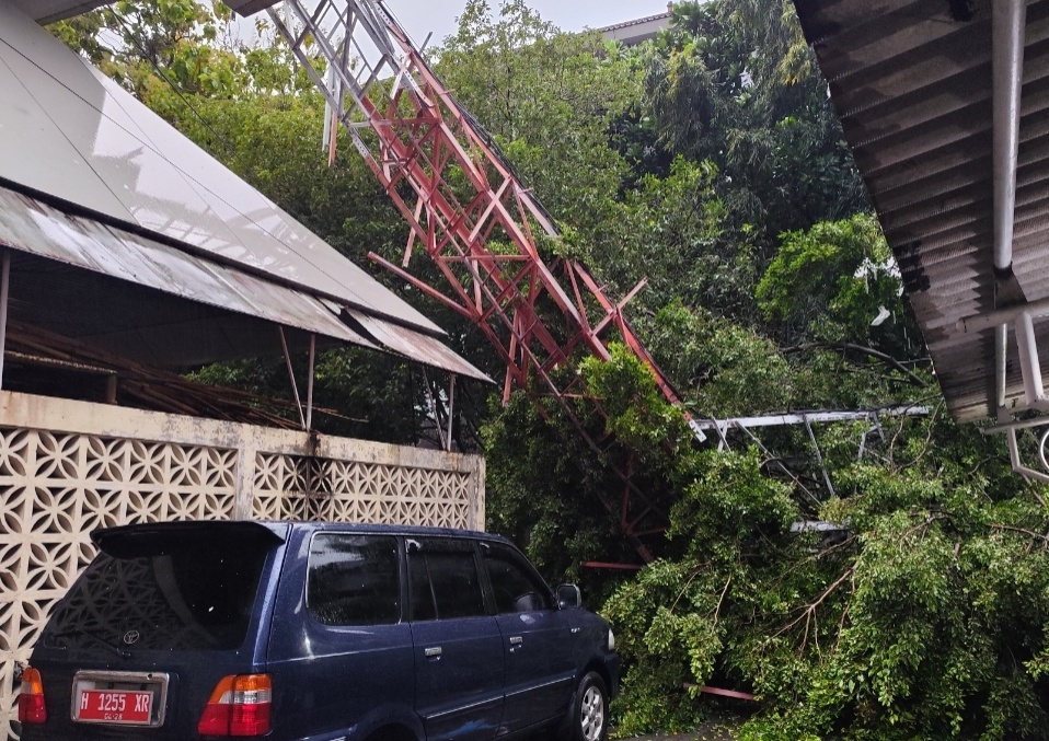 Kondisi tower yang roboh dan menimpa gedung Gradika Pemprov Jateng 