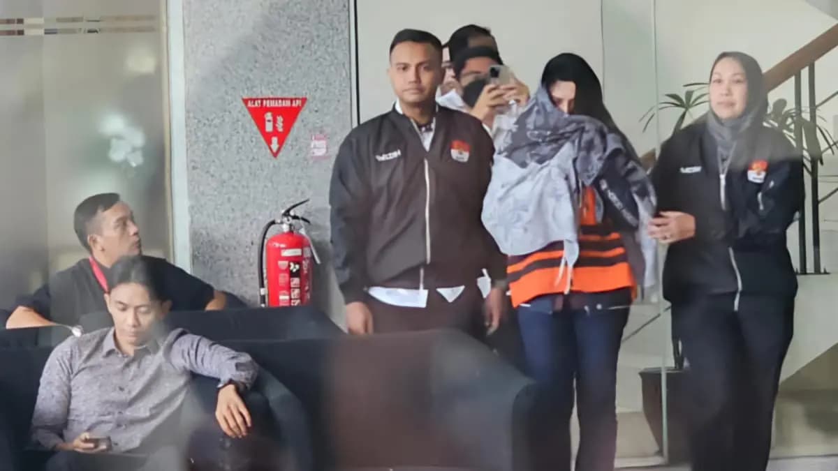 Bupati Pekalongan Fadia Arafiq mengenakan rompi tahanan KPK, di Gedung Merah Putih KPK, Jakarta, Rabu (4/3).