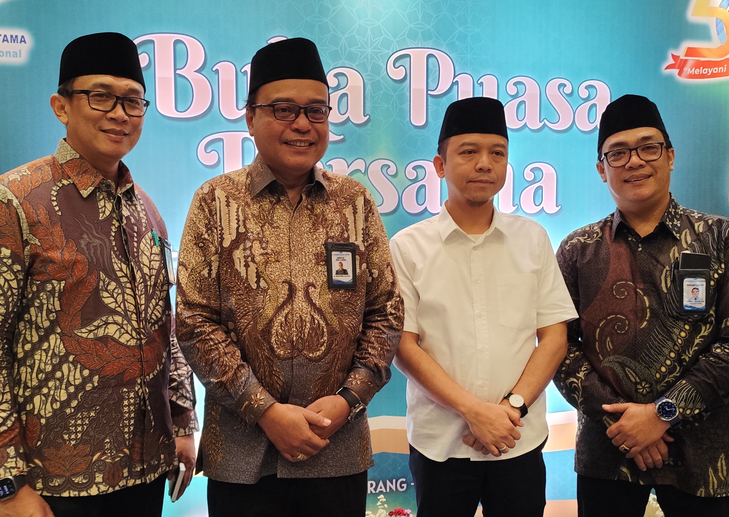 Direktur SDM dan Umum PT DLU, Muhammad Wahyudin, tengah dan Kabid Lalulintas Laut KSOP Kelas 1 Tanjung Emas Semarang, Kant Dicky Eka Kunarko