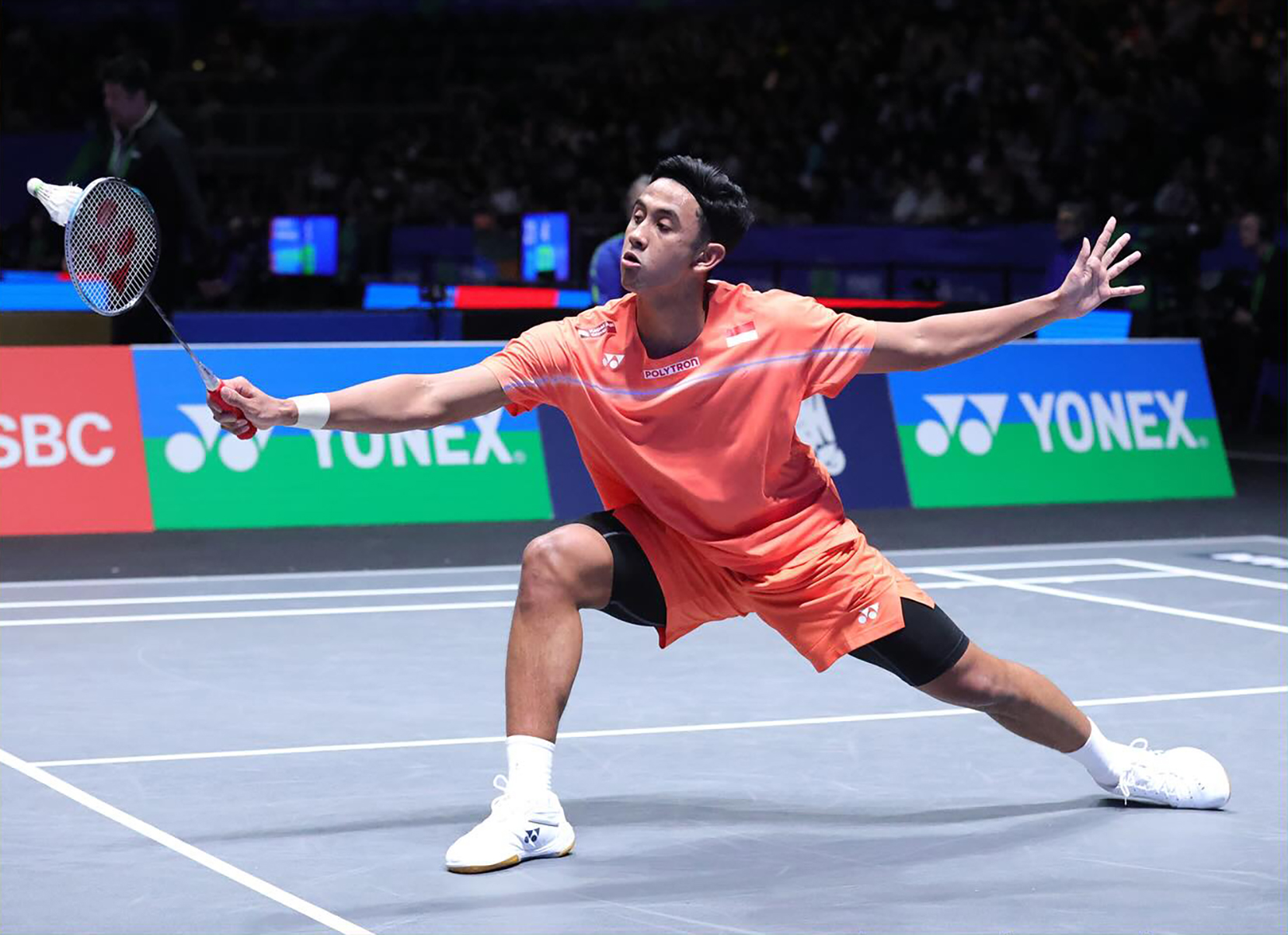 Alwi Farhan melaju ke babak perempatfinal setelah menyingkirkan unggulan ketujuh Chinese Taipei, Chou Tien Chen dua gim langsung 21-13, 21-19.