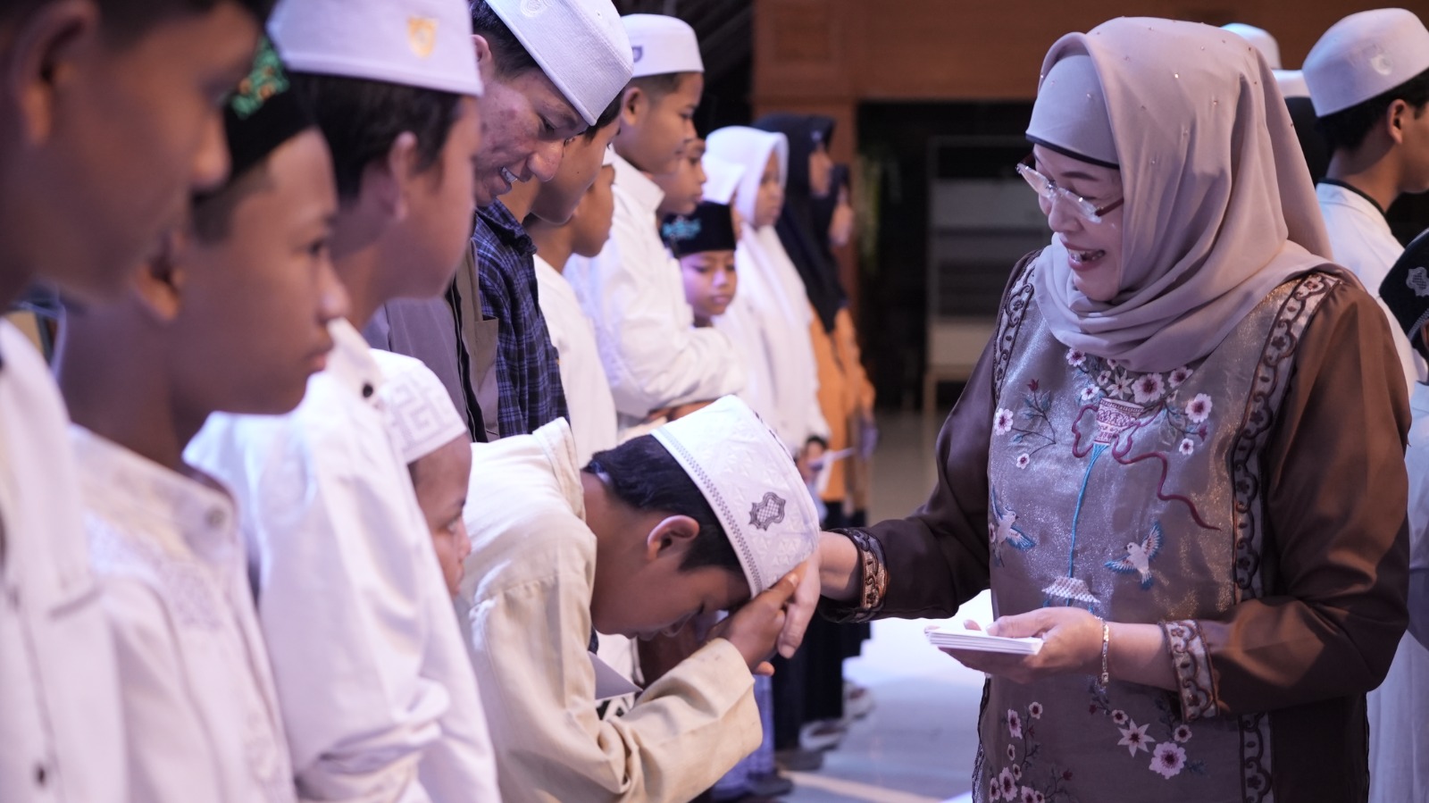 Rektor Upgris Sri Suciati memberikan santunan kepada anak yatim dalam acara Nuzulul Quran di Balairung Upgris, Rabu (4/3).
