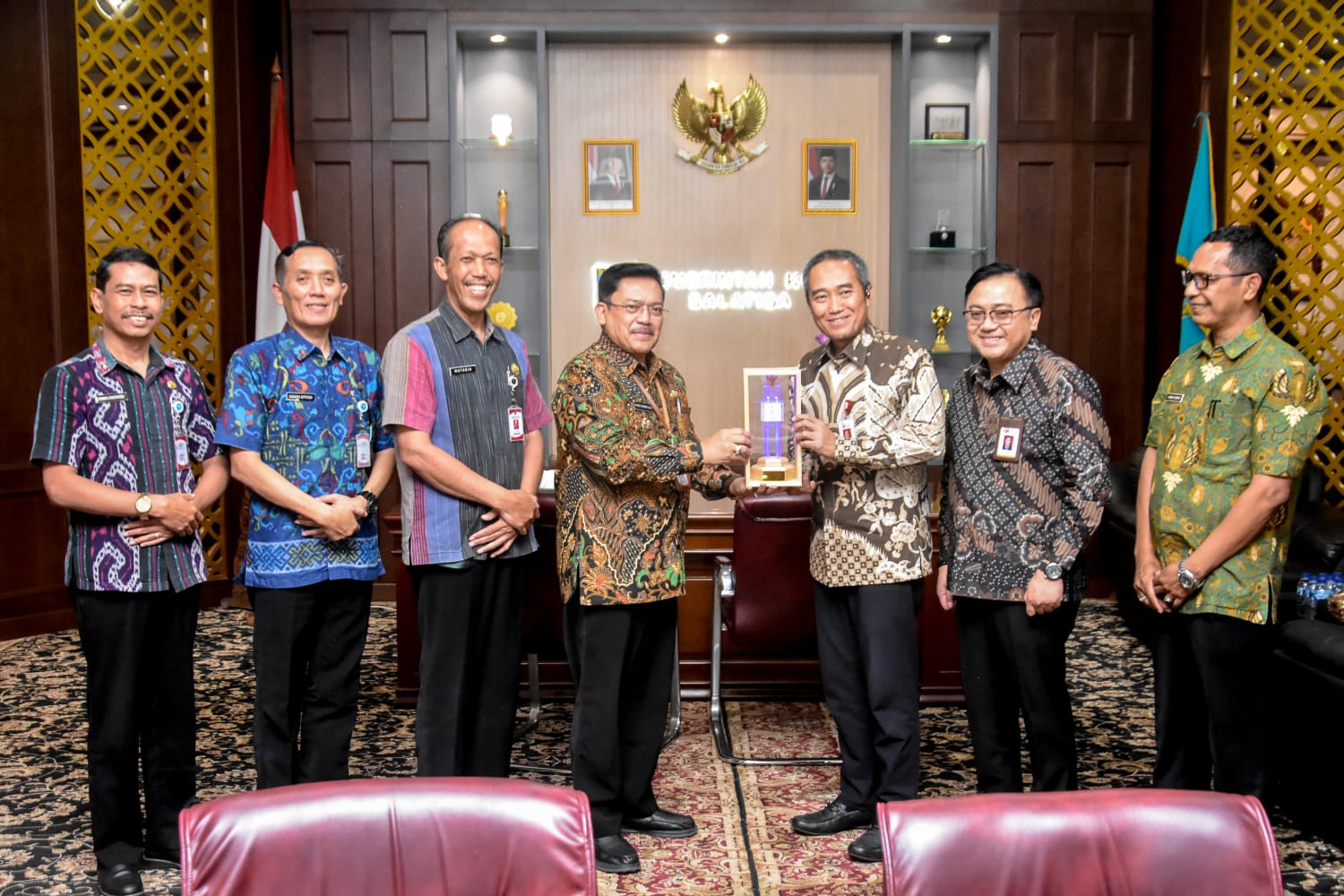 Wali Kota Salatiga, dr Robby Hernawan SpOG, saat menerima audiensi Kepala Otoritas Jasa Keuangan (OJK) Provinsi Jawa Tengah di ruang kerjanya, Kamis (5/3/2026).