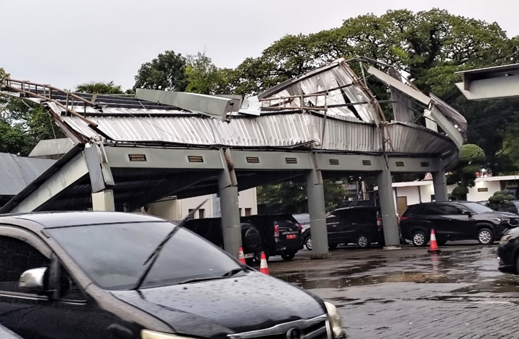Kondisi atap bangunan di dalam lingkungan  Pemprov Jawa Tengah saat diterjang hujan dan angin kencang Rabu (4/3/2026)