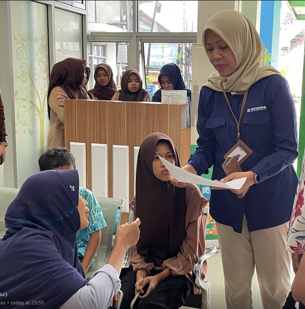 Kepala BPJS Kesehatan Cabang Magelang Maya Susanti membantu masyarakat mengurus reaktivasi PBI JK