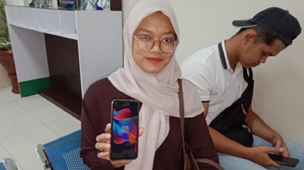 Riza Ariyanti memiliki Aplikasi Mobile JKN yang digunakan untuk kebutuhan kepesertaannya.  
