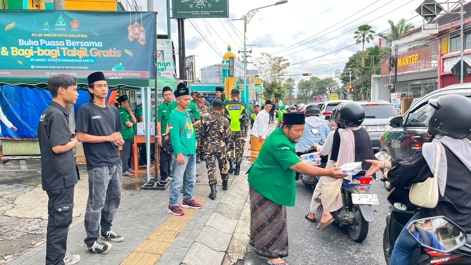Sinergi Sosial dan Spiritual, PC GP Ansor Salatiga Tebar 1.000 Takjil di Bulan Ramadan &ndash; Pimpinan Cabang (PC) Gerakan Pemuda (GP) Ansor Kota Salatiga