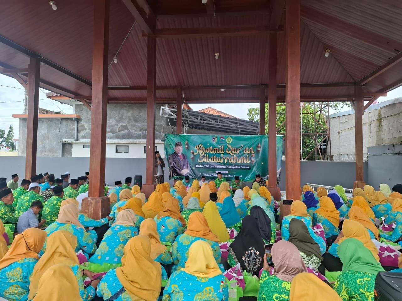  Ketua DPRD Demak H Zayinul Fata dialog dengan Guru TPQ dan Himpaudi Kabupaten Demak di Pendopo Rumah Dinas DPRD.(Wahibpribadi)