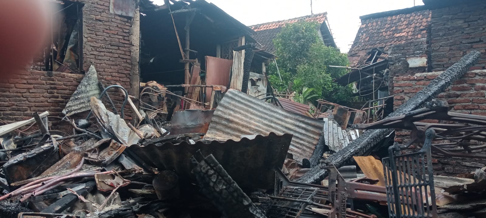 Puing-puing salah satu rumah yang habis terbakar dalam peristiwa kebakaran di kampung Saputan, Jomblang, Jumat dinihari (6/3/26). (Sulistiono)