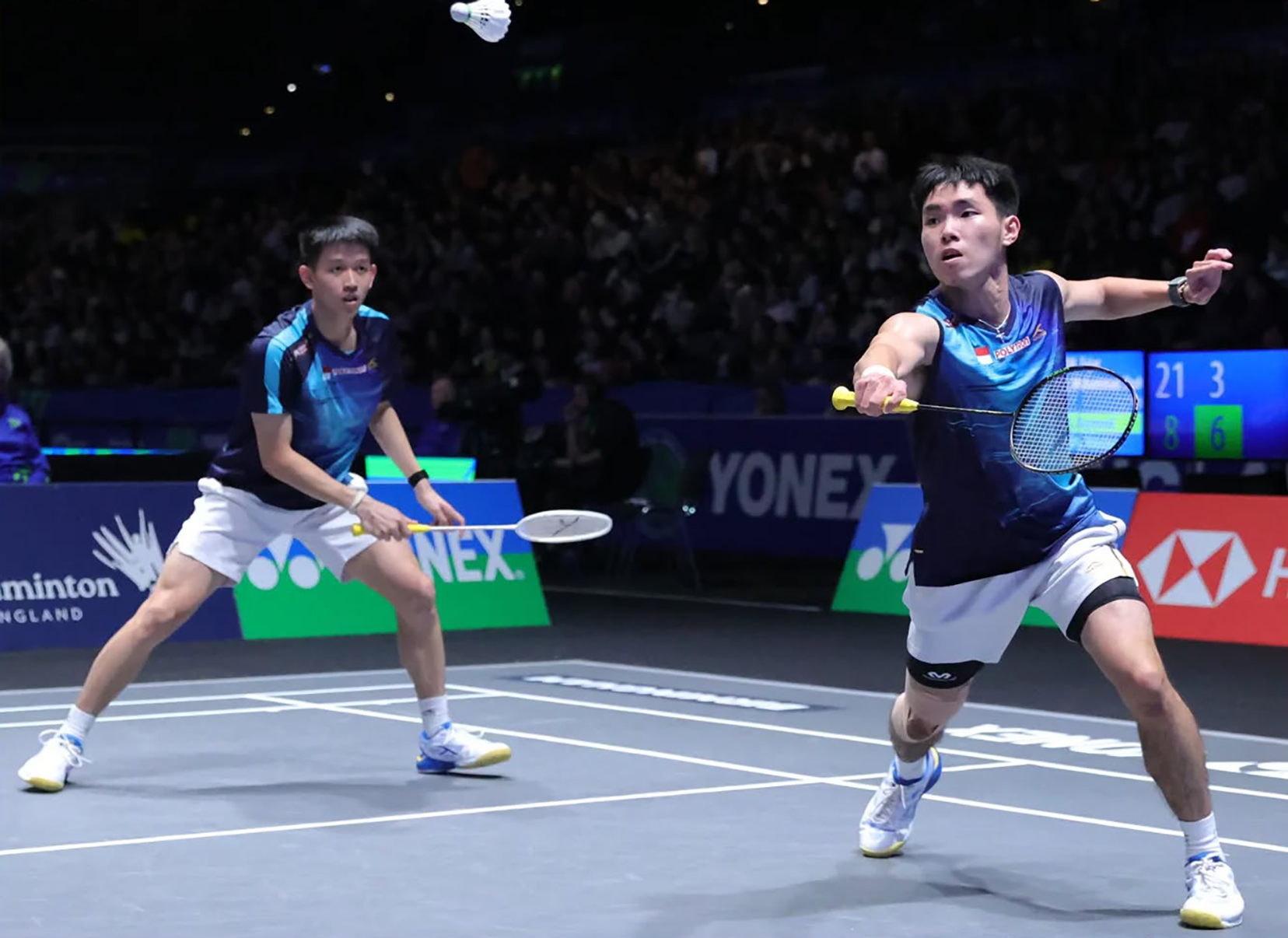 Raymond Indra/Nikolaus Joaquin mengalahkan seniornya Fajar Alfian/Muhammad Shohibul Fikri lewat pertarungan tiga gim 8-21, 21-14, 21-16.