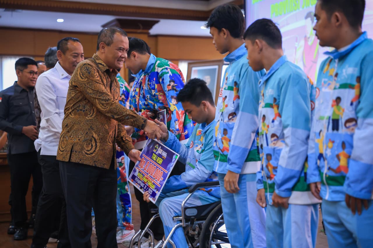 Tali asih yang diberikan untuk atlet dan pelatih berprestasi pada ajang Pomnas, Popnas, dan Peparpenas
