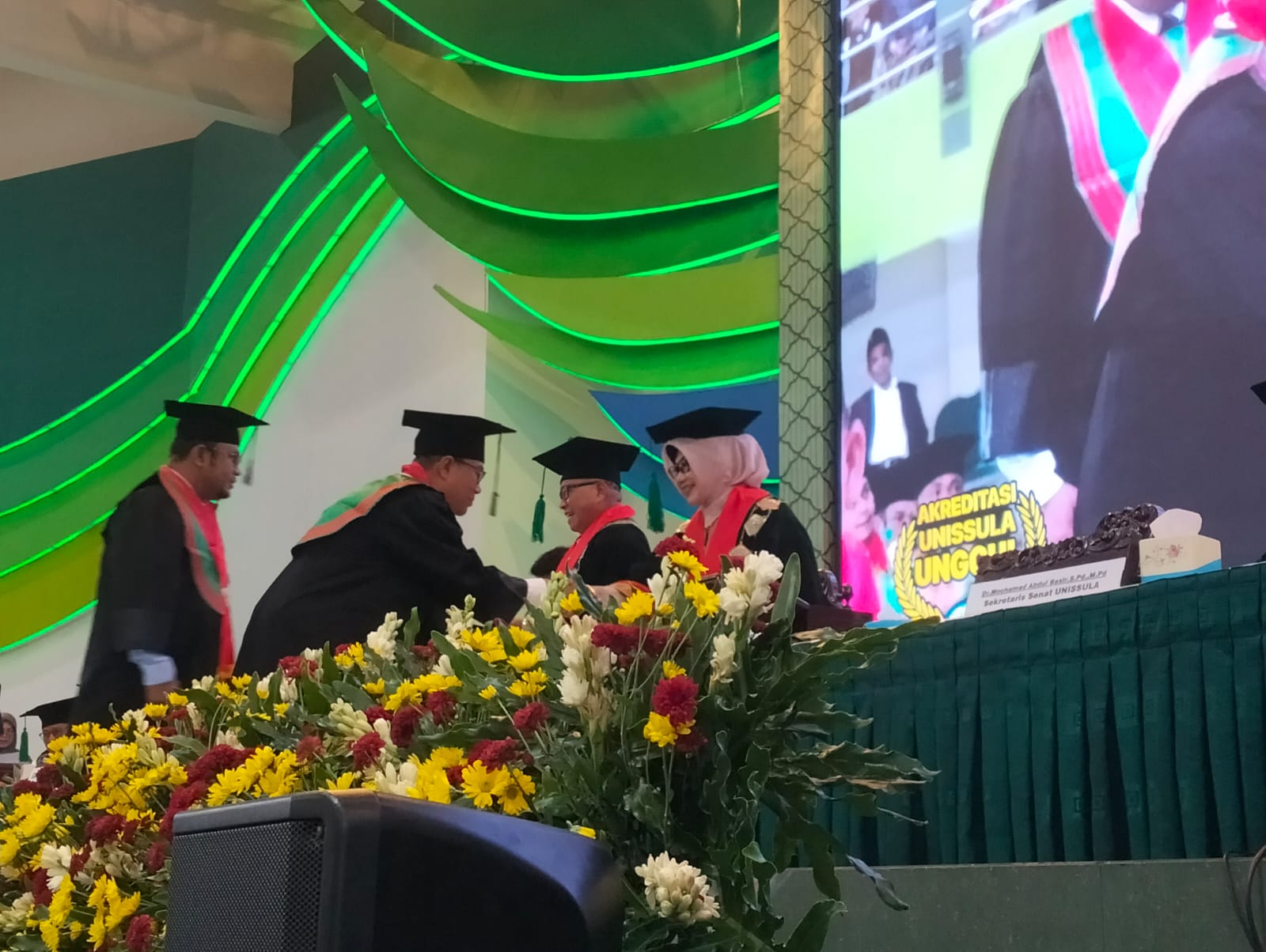 Rektor Universitas Islam Sultan Agung (Unissula) Prof Dr Gunarto SH MH mewisuda 1.863 lulusan dalam upacara wisuda yang digelar di Auditorium Kampus Unissula, Sabtu (7/3).