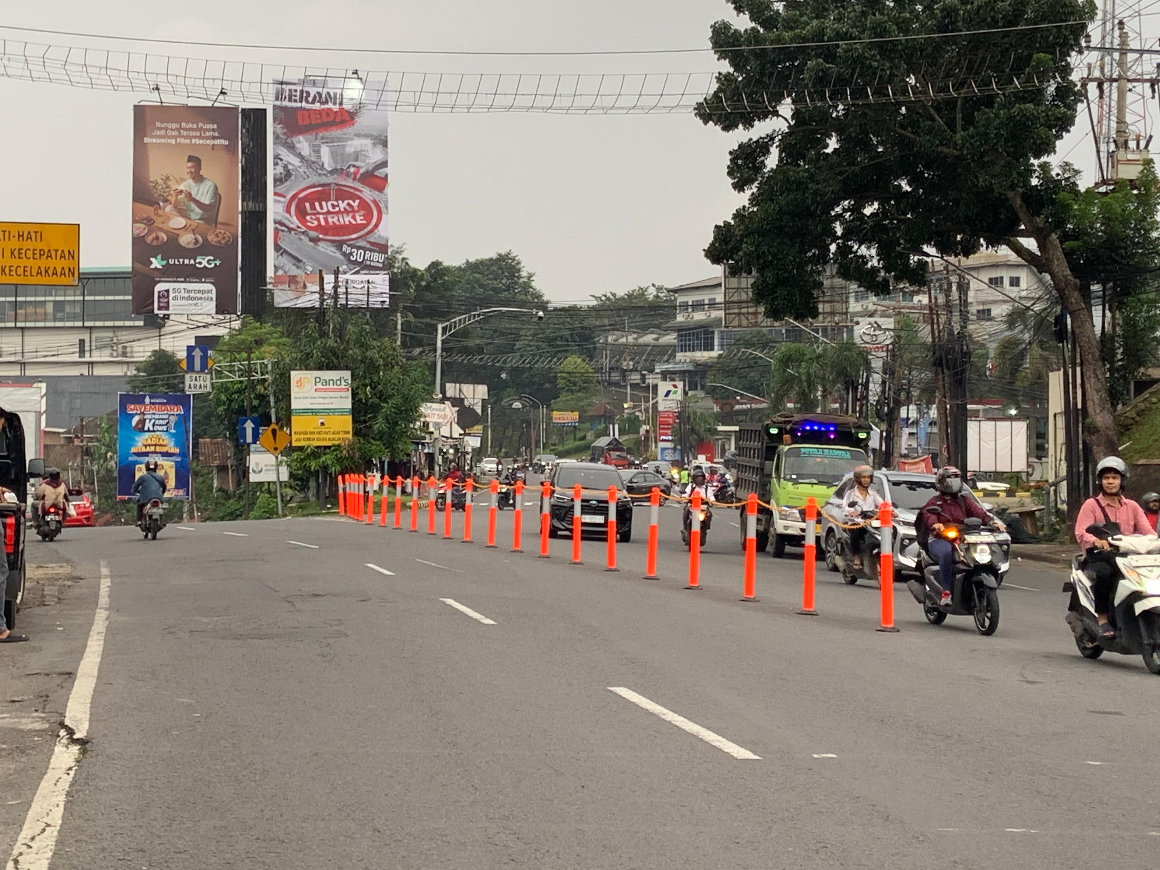 Pembatas jalan sudah terpasang di daerah Gombel, Kota Semarang.