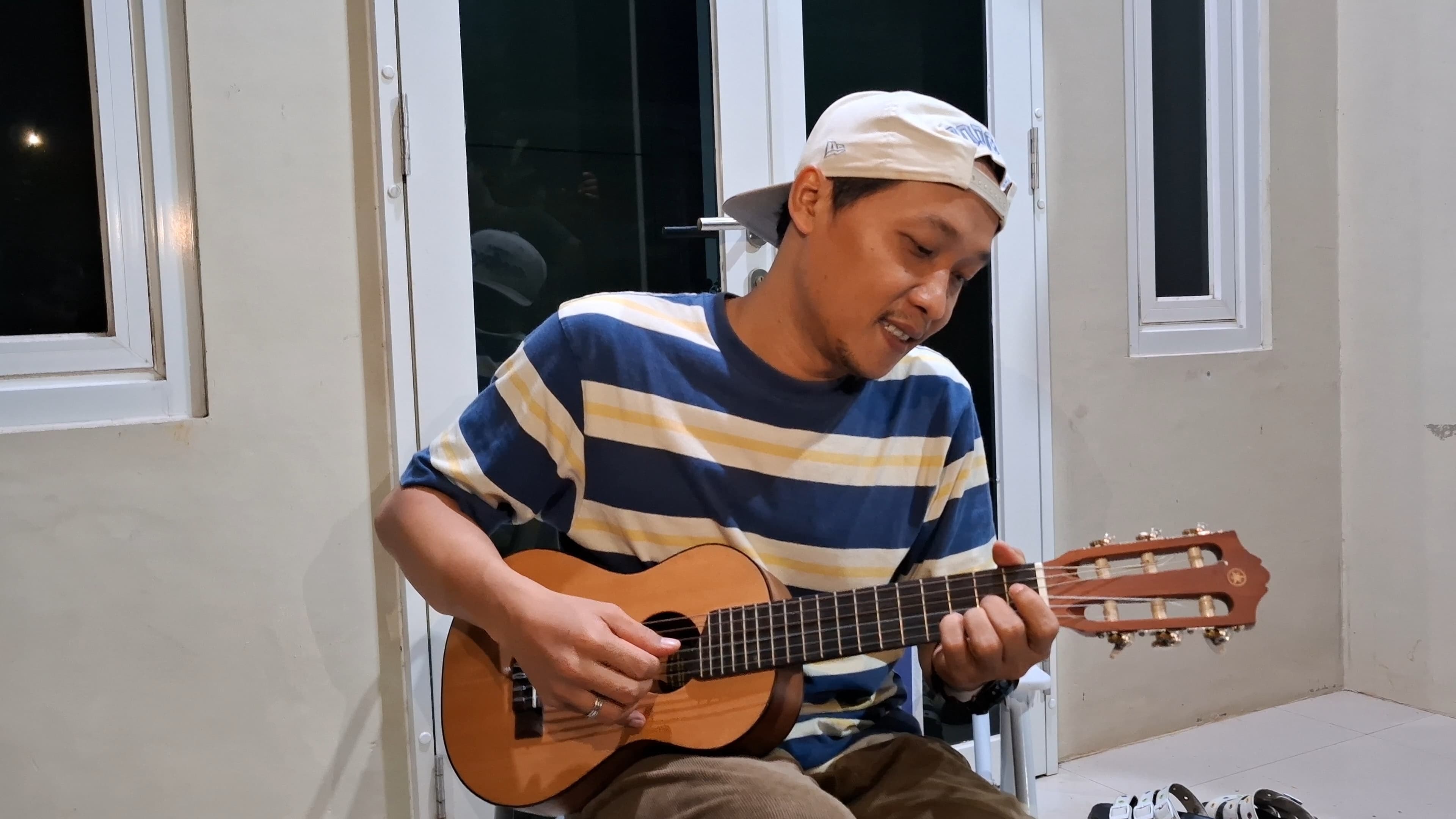 PAMER LAGU : Hendra Kumbara saat menyanyikan lagu Kawanen Sahur