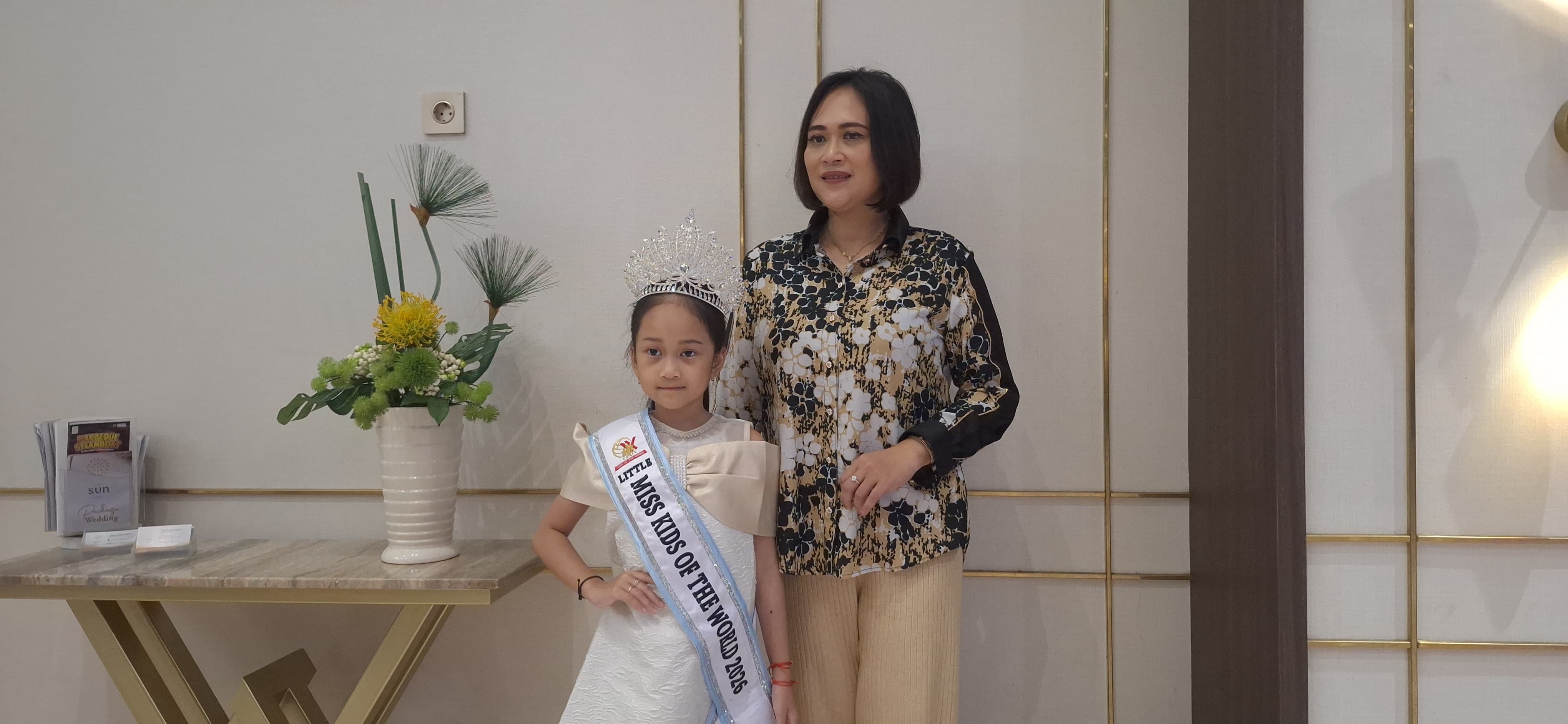 Aurelia Khanza Naufalyn dan ibunya Melisa Sugianto. (Foto: Narendra Prasetya/Jawa Pos)