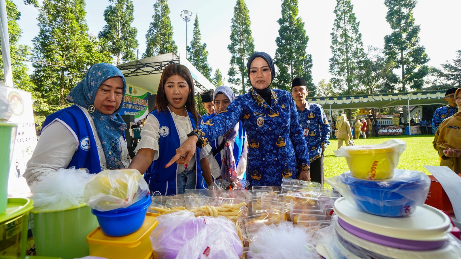 Korpri menggelar Bazar Korpri yang diikuti puluhan pelaku usaha mikro, kecil, dan menengah (UMKM) serta penjualan bahan kebutuhan pokok di halaman Kantor Pemerintah Kota Salatiga, Senin (09/03/2026).
