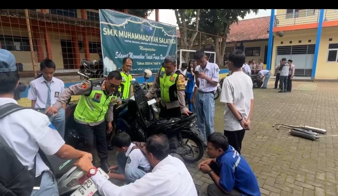 Polsek Sidorejo bersama pihak sekolah melakukan penertiban kendaraan bermotor berknalpot tidak standar atau knalpot brong di lingkungan SMK Muhammadiyah Salatiga, Senin (9/3/2026) pagi.