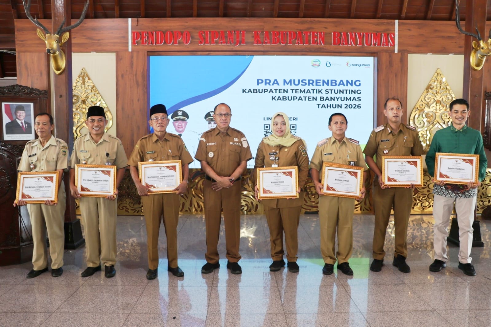 Pemkab Banyumas memberikan penghargaan kepada Tanoto Foundation atas kolaborasinya dalam menurunkan stunting yang diterima oleh Regional Lead Tanoto Foundation Anang Ainur Roziqin (paling kanan).