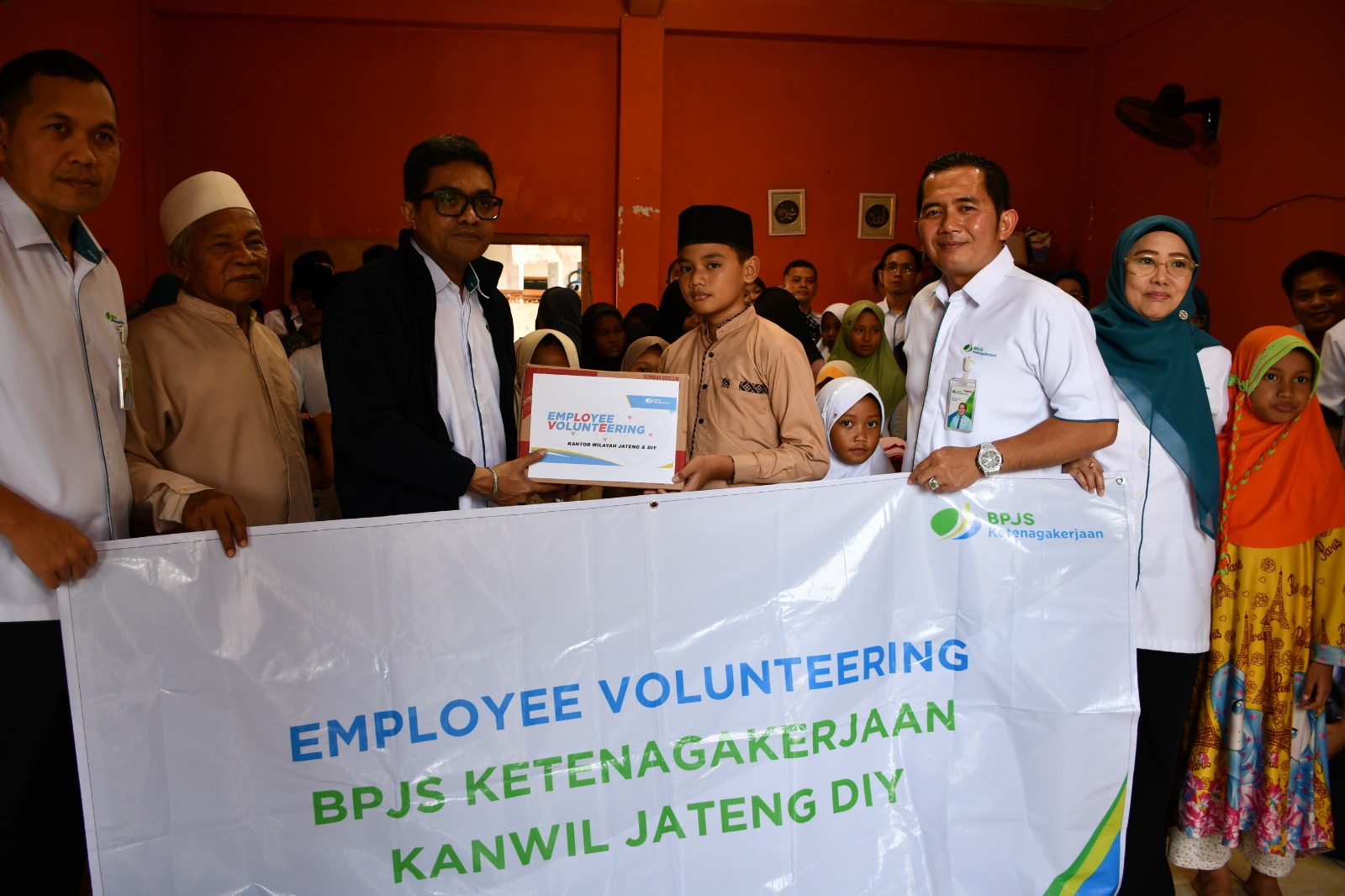 BPJS Ketenagakerjaan Kantor Wilayah Jawa Tengah dan DI Yogyakarta salurkan bantuan sembako di Panti Asuhan Yatim Piatu&nbsp;Dhuafa Yayasan Tarbiyatul Yatim.