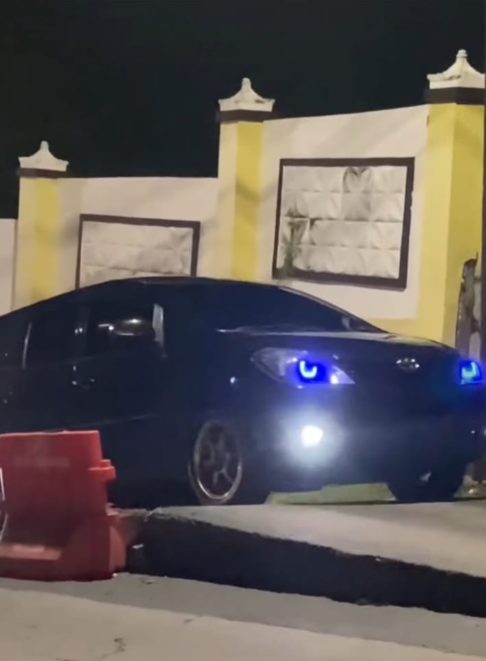 Sebuah mobil melintas di Jln. YB Mangunwijaya,Jatibarang yang kondisinya 