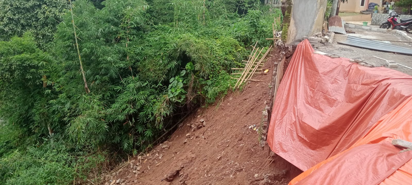 Area kawasan perbukitan di daerah Pudak Payung longsor, imbas tingginya curah hujan. (Sulistiono)