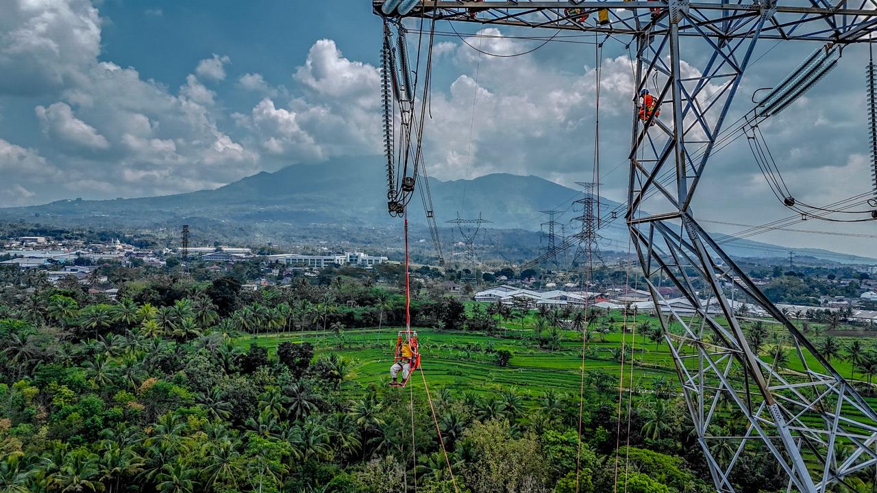 BERGELANTUNGAN : Petugas PLN UPT Salatiga melakukan pemasangan isolator korosif untuk meningkatkan keandalan listrik.