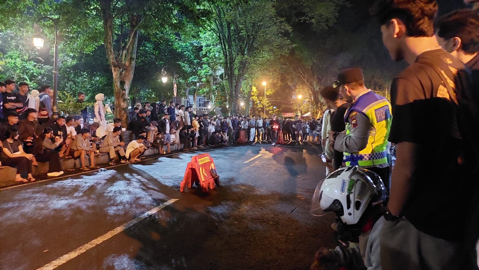 Ratusan warga memadati kawasan Alun-alun Pancasila, tepatnya di depan Mapolres Salatiga, pada Sabtu (7/3/2026) malam untuk menyaksikan lomba lari unik bertajuk Salatiga CokoRun 2026.
