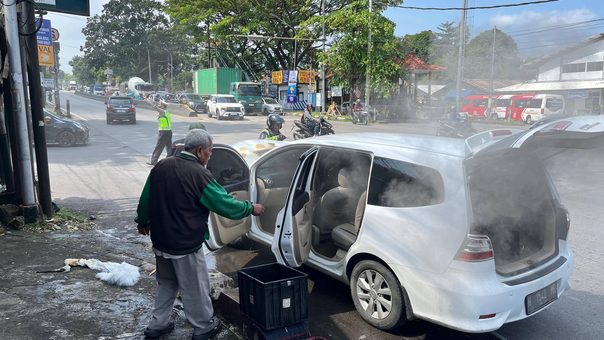 Kondisi mobil yang terbakar di Jalan Perintis Kemerdekaan,Senin pagi (9/3/26). (Foto: Polsek Banyumanik)